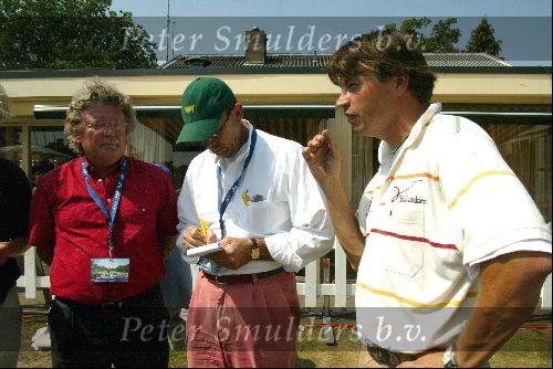 Zondag 8 Augustus 2004
Dutch KLM Open 2004 Golf
Robert Jan Derksen in gesprek met Hans woudstra (Telegraaf ) en Leo v d Ruit (ANP