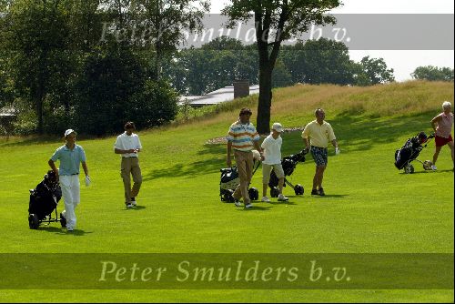 Lage Vuursche 9 Augustus 2004
Robert Jan Derksen met 3 prijswinnaars van TaylorMade
Georganiseerd door Golfers Magazine