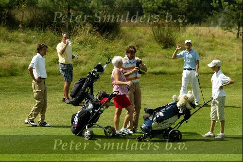Lage Vuursche 9 Augustus 2004
Robert Jan Derksen met 3 prijswinnaars van TaylorMade
Georganiseerd door Golfers Magazine