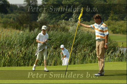 Lage Vuursche 9 Augustus 2004
Robert Jan Derksen met 3 prijswinnaars van TaylorMade
Georganiseerd door Golfers Magazine