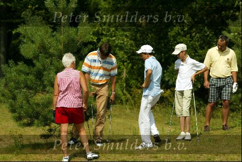 Lage Vuursche 9 Augustus 2004
Robert Jan Derksen met 3 prijswinnaars van TaylorMade
Georganiseerd door Golfers Magazine