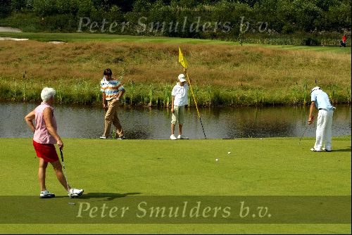 Lage Vuursche 9 Augustus 2004
Robert Jan Derksen met 3 prijswinnaars van TaylorMade
Georganiseerd door Golfers Magazine