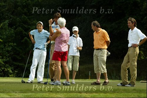 Lage Vuursche 9 Augustus 2004
Robert Jan Derksen met 3 prijswinnaars van TaylorMade
Georganiseerd door Golfers Magazine