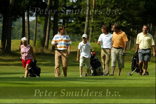 Lage Vuursche 9 Augustus 2004
Robert Jan Derksen met 3 prijswinnaars van TaylorMade
Georganiseerd door Golfers Magazine