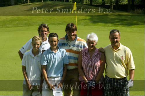 Lage Vuursche 9 Augustus 2004
Robert Jan Derksen met 3 prijswinnaars van TaylorMade
Georganiseerd door Golfers Magazine