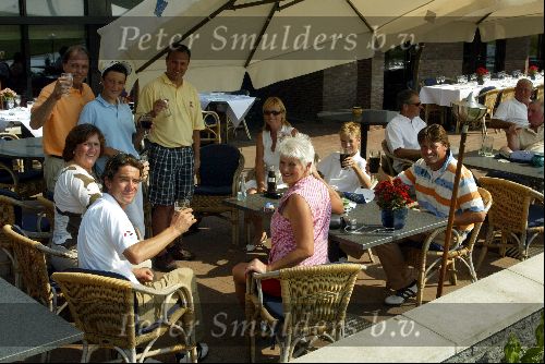 Lage Vuursche 9 Augustus 2004
Robert Jan Derksen met 3 prijswinnaars van TaylorMade
Georganiseerd door Golfers Magazine