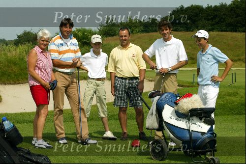 Lage Vuursche 9 Augustus 2004
Robert Jan Derksen met 3 prijswinnaars van TaylorMade
Georganiseerd door Golfers Magazine