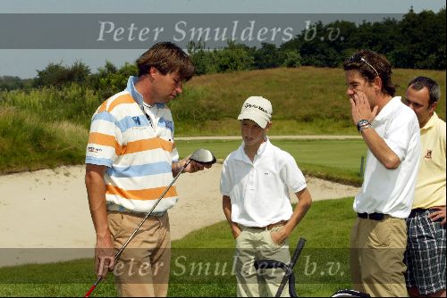 Lage Vuursche 9 Augustus 2004
Robert Jan Derksen met 3 prijswinnaars van TaylorMade
Georganiseerd door Golfers Magazine
