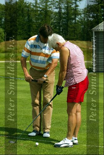 Lage Vuursche 9 Augustus 2004
Robert Jan Derksen met 3 prijswinnaars van TaylorMade
Georganiseerd door Golfers Magazine