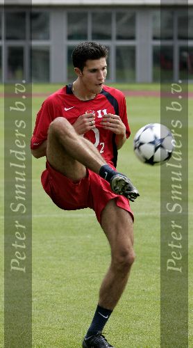 Amsterdam 31 juli 2004
Dennis Bergkamp en Lungberg op de training van Arsenal.
Op de achtergrond Robin v Persie