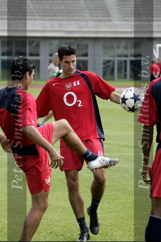 Amsterdam 31 juli 2004
Dennis Bergkamp en Lungberg op de training van Arsenal.
Op de achtergrond Robin v Persie