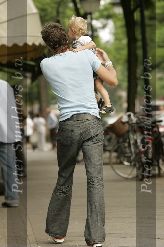 Amsterdam7 augustus 2004
Ruud de Wild met dochter op Cornelis Schuytstraat