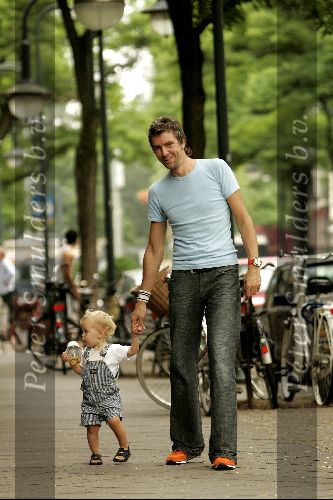 Amsterdam7 augustus 2004
Ruud de Wild met dochter op Cornelis Schuytstraat
