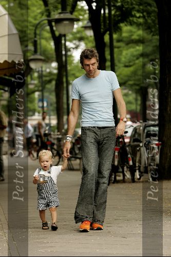 Amsterdam7 augustus 2004
Ruud de Wild met dochter op Cornelis Schuytstraat