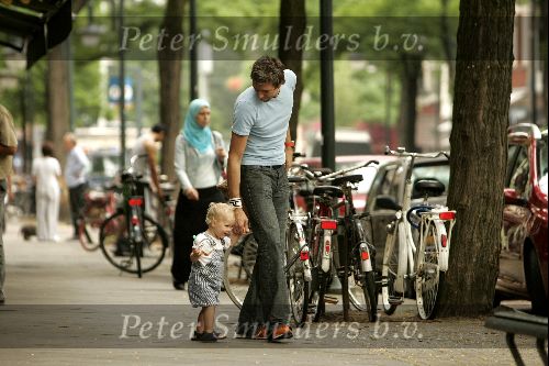 Amsterdam7 augustus 2004
Ruud de Wild met dochter op Cornelis Schuytstraat