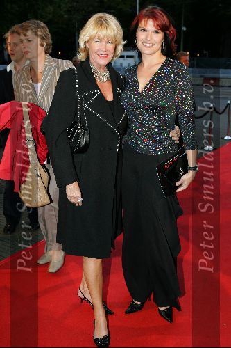 Den Haag 30 augustus 2004
Premiere Passion in schouwburg Den Haag.
Anouk v Nes en Sheila de Vries