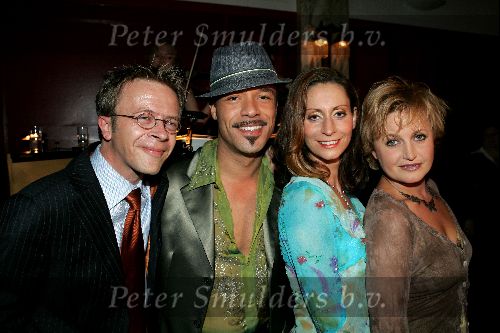 Den Haag 30 augustus 2004
Premiere Passion in schouwburg Den Haag.
Stanley Burlesson met hoed Vera Mann Pia Douwes en de regisseur