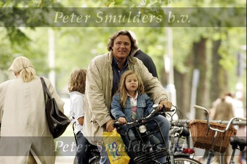 Amsterdam 25 augustus 2004
Steven Beek met kinderen op fiets