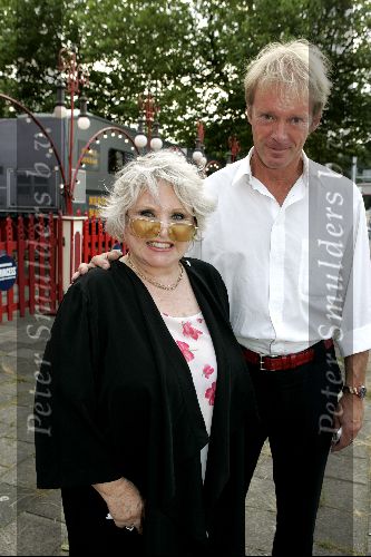 Amsterdam 3 augustus 2004
Sylvia de Leur met zonnebril bij premiere circus Renz