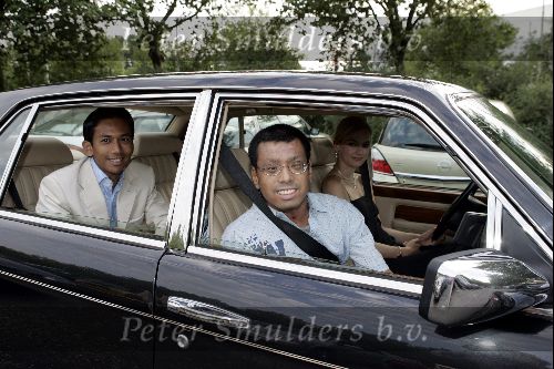 Amsterdam 3 augustus 2004
Premiere circus Renz. Wibi Soerjadi met broer en vriendin in Bentley