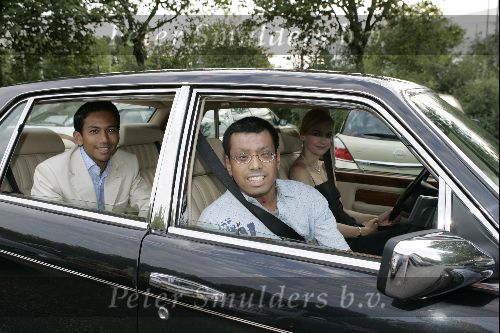 Amsterdam 3 augustus 2004
Premiere circus Renz. 
Wibi Soerjadi met broer en vriendin in Bentley