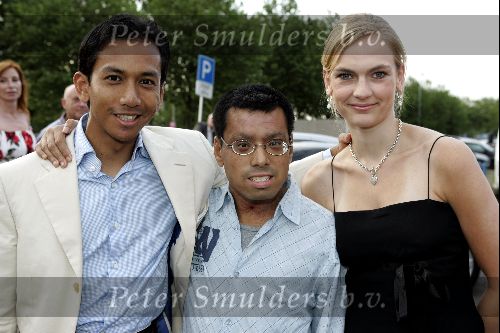 Amsterdam 3 augustus 2004
Premiere circus Renz. Wibi Soerjadi met broer en vriendin
