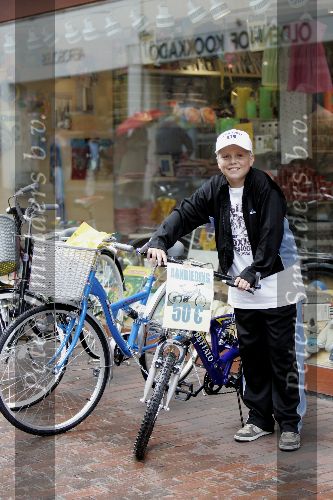 Hilversum 3 augustus 2005
Andre Hazes jr  werken in winkel