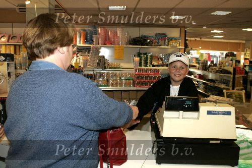 Hilversum 3 augustus 2005
Andre Hazes jr  werken in winkel