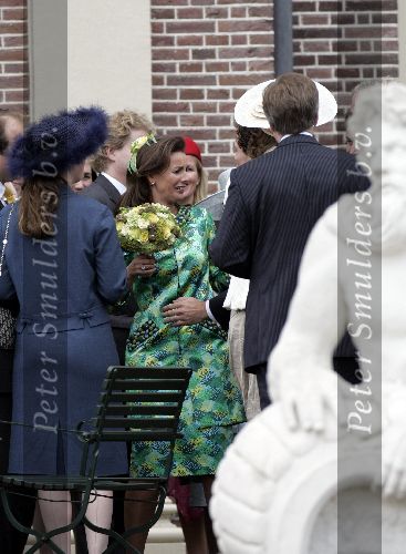 Apeldoorn 25 augustus 2005
Trouwen Prins Pieter Christiaan en Anita v Eijk.
Anita met hand van gast op buik