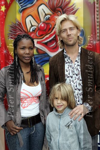 Amsterdam 9 augustus 2005
Premiere Circus Renz in Amsterdam.
Antonie Kamerling met Merlijn en oppas Gugu