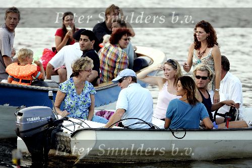 Amsterdam 18 augustus 2005
Frits Barend met zijn vrouw en hun dochters Barbara en .. varen op boot tijdens sail. boot kapot