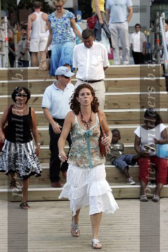 Amsterdam 18 augustus 2005
Frits Barend met zijn vrouw en hun dochters Barbara en .. varen op boot tijdens sail