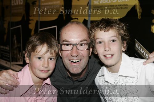 Amsterdam 26 augustus 2005
Opening Elvis tentoonstelling in beurs v Berlage.
Bart Chabot met zoons