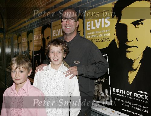 Amsterdam 26 augustus 2005
Opening Elvis tentoonstelling in beurs v Berlage.
Bart Chabot met zoons
