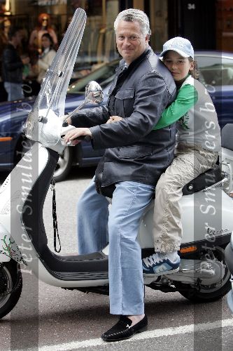 Amsterdam 6 augustus 2005
Bram Moszkowicz met zoon op vespa scooter