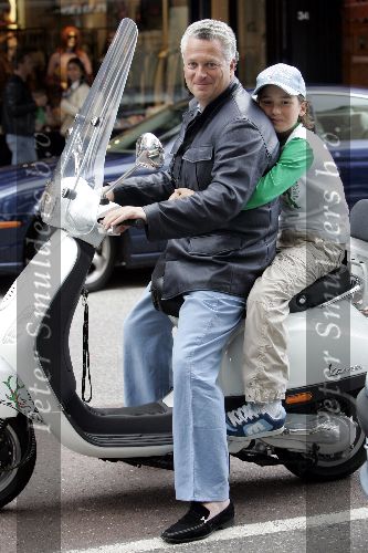Amsterdam 6 augustus 2005
Bram Moszkowicz met zoon op vespa scooter