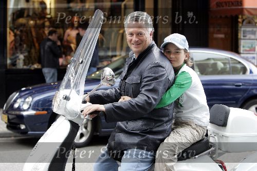 Amsterdam 6 augustus 2005
Bram Moszkowicz met zoon op vespa scooter
