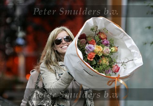 Amsterdam 10 augustus 2005
Candy Dulfer doet boodschappen op cornelis Schuytstraat met haar moeder. Candy verbergt zich achter bloemen