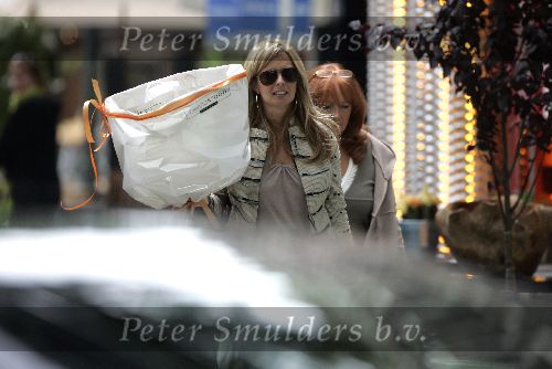 Amsterdam 10 augustus 2005
Candy Dulfer doet boodschappen op cornelis Schuytstraat met haar moeder.