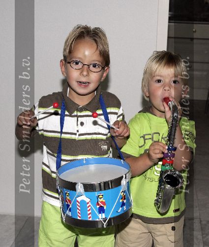 Fijnaart 23 augustus 2005
Christiaan Bauer en zijn broer Jan Bauer  spelen met muziekinstrumenten