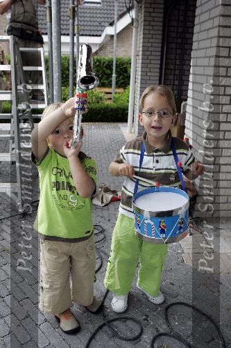 Fijnaart 23 augustus 2005
Christiaan Bauer en zijn broer Jan Bauer  spelen met muziekinstrumenten