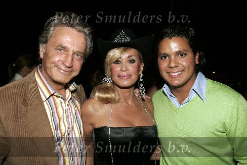 Amsterdam 6 augustus 2005
Connie Breukhoven optreden op de Gay Parade.
Connie met Hans Breukhoven en Marvin.
