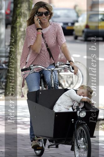 Amsterdam 1 augustus 2005
Danielle Overgaag met dochter Fiene in bakfiets met gsm