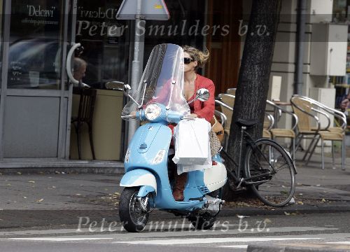 Amsterdam  2 augustus 2005
Danielle Overgaag op nieuwe vespa scooter
