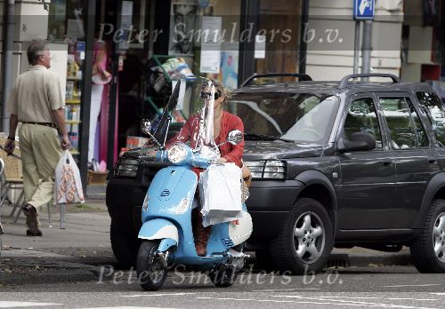 Amsterdam  2 augustus 2005
Danielle Overgaag op nieuwe vespa scooter