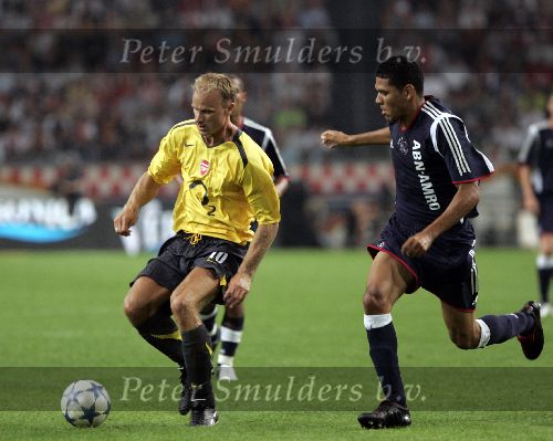 Amsterdam 27 juli 2005
Ajax-Arsenal 0-1 tijdens amsterdam tournament.
Dennis Bergkamp en Hedwiges Maduro