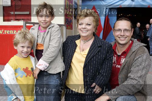 Amsterdam 9 augustus 2005
Premiere Circus Renz in Amsterdam.
Dennis Mulder met gezin.