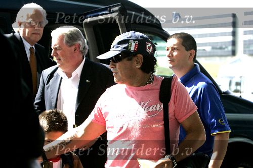 Schiphol 1 augustus 2005
Diego Armando Maradona met tatoeage vertrekt vanaf schiphol.