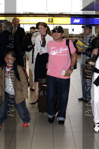 Schiphol 1 augustus 2005
Diego Armando Maradona met petje op schiphol