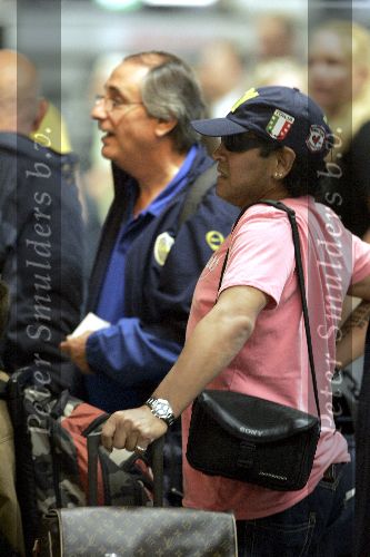 Schiphol 1 augustus 2005
Diego Armando Maradona met petje op schiphol